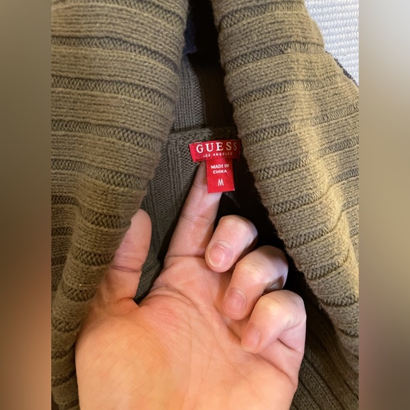 GUESS Cropped size medium turtleneck - Picture 3 of 4